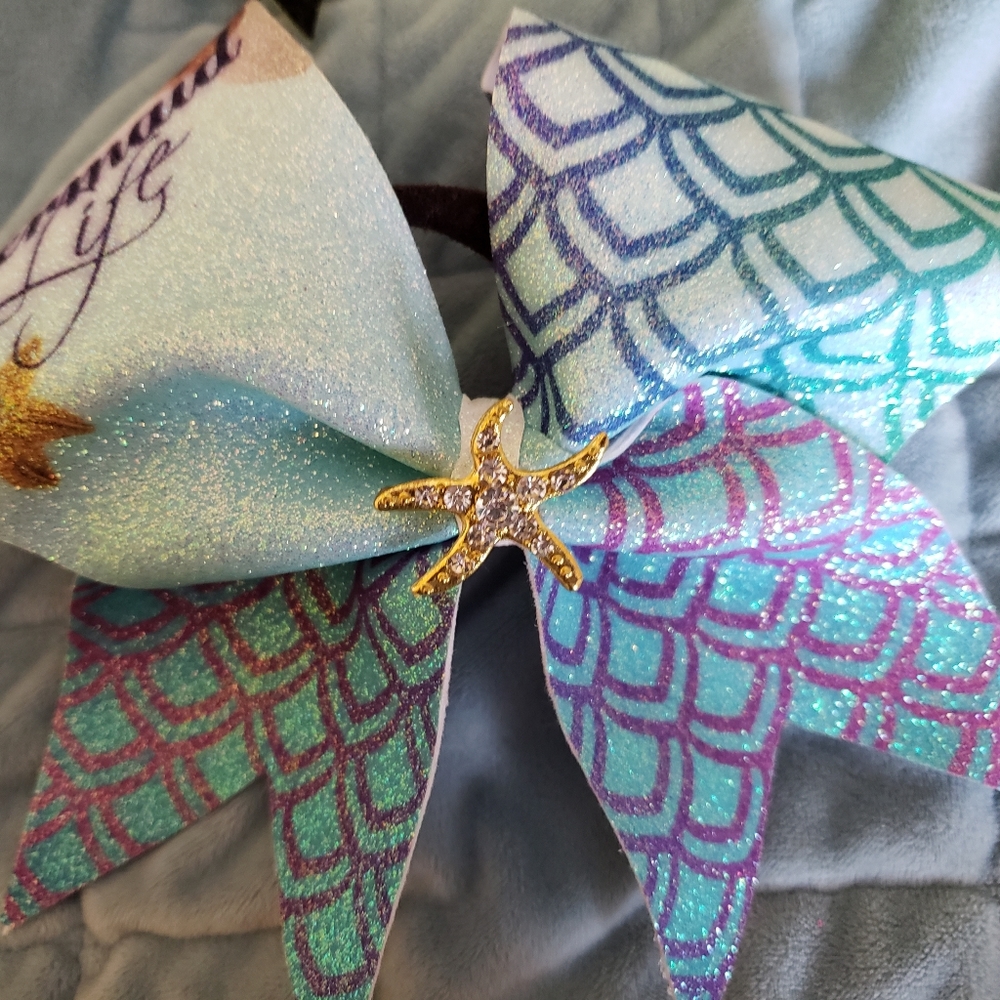 Cheerleading bow